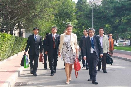 08-secretary-general-and-prof-ho-during-walk-on-campus